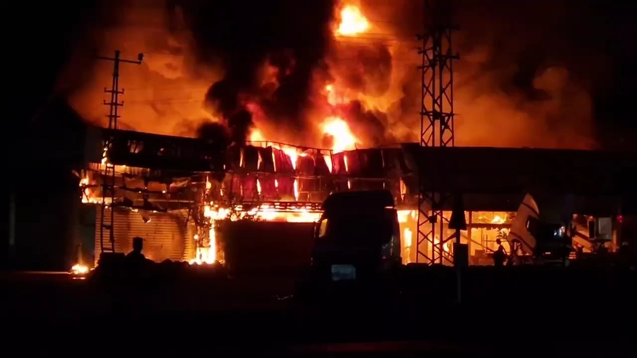 Hatay'da lastik bayisi yangınla kül oldu