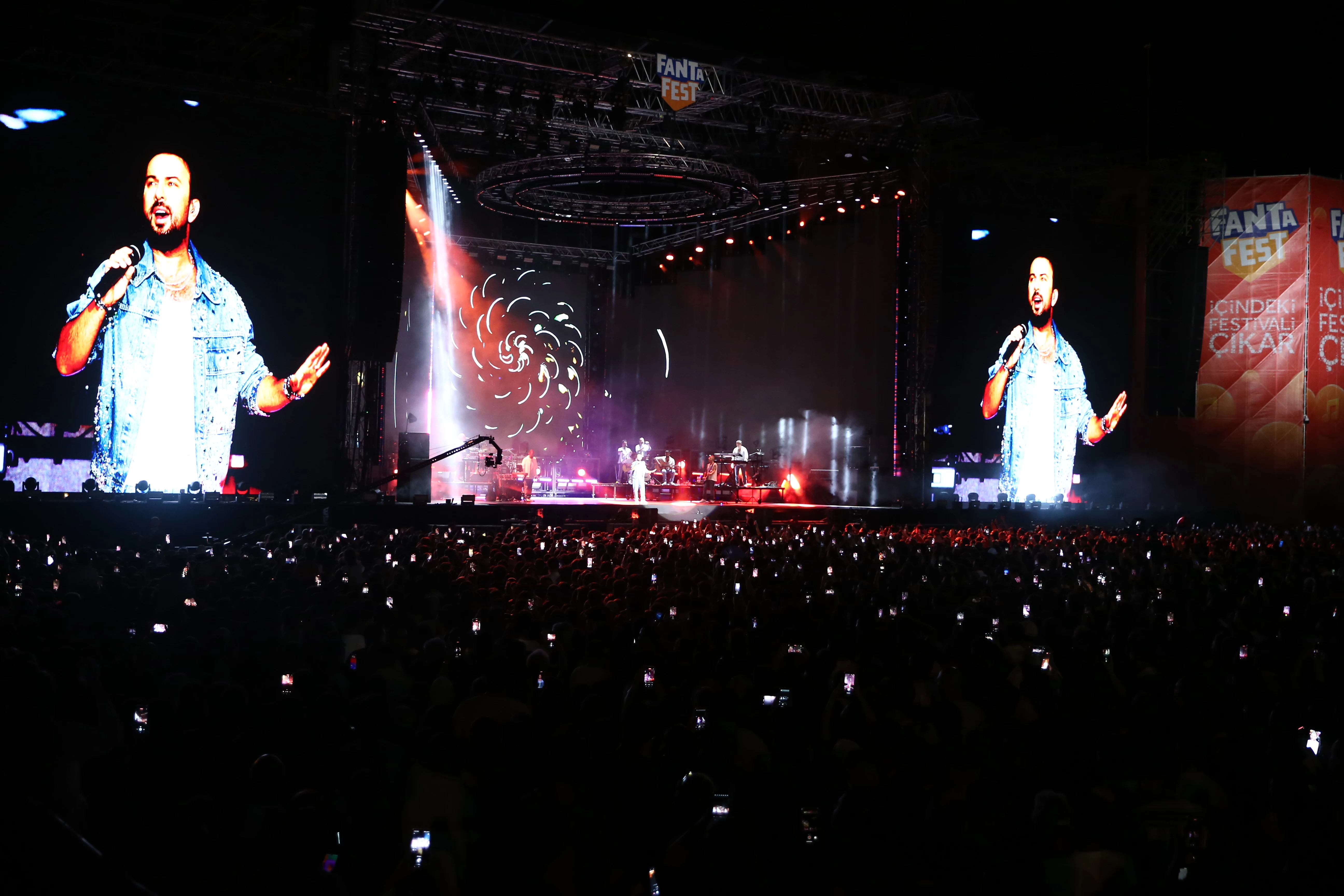 Tarkan annesi için sahnede türkü söyledi