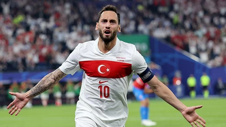 Hakan Çalhanoğlu, Altın Top ödülüne aday gösterildi