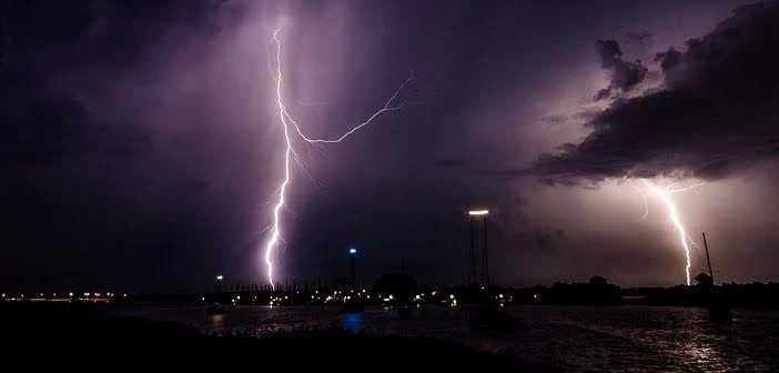 Meteoroloji'nin uyarılarının ardından İstanbul şimşeklerle aydınlandı