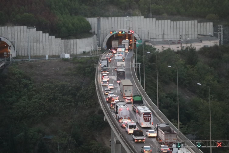 Anadolu Otoyolu'nda zincirleme trafik kazası!