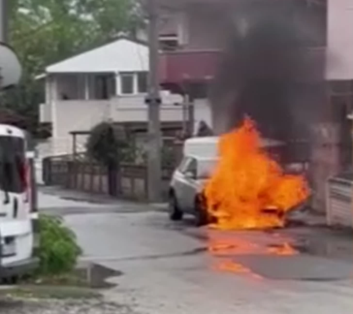 Park halindeki otomobil alev topuna döndü: O anlar kameralara yansıdı