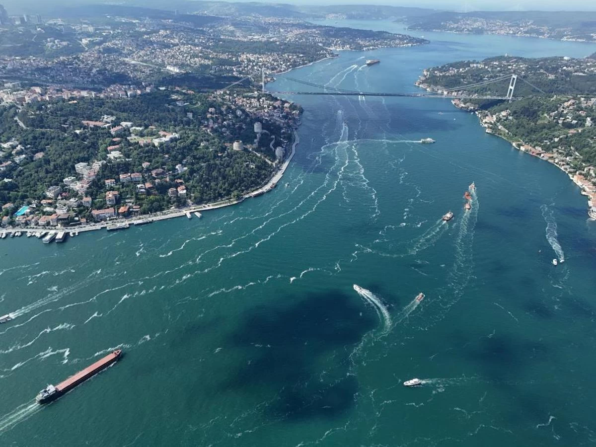 İstanbul Boğazı gemi trafiği çift yönlü olarak askıya alındı