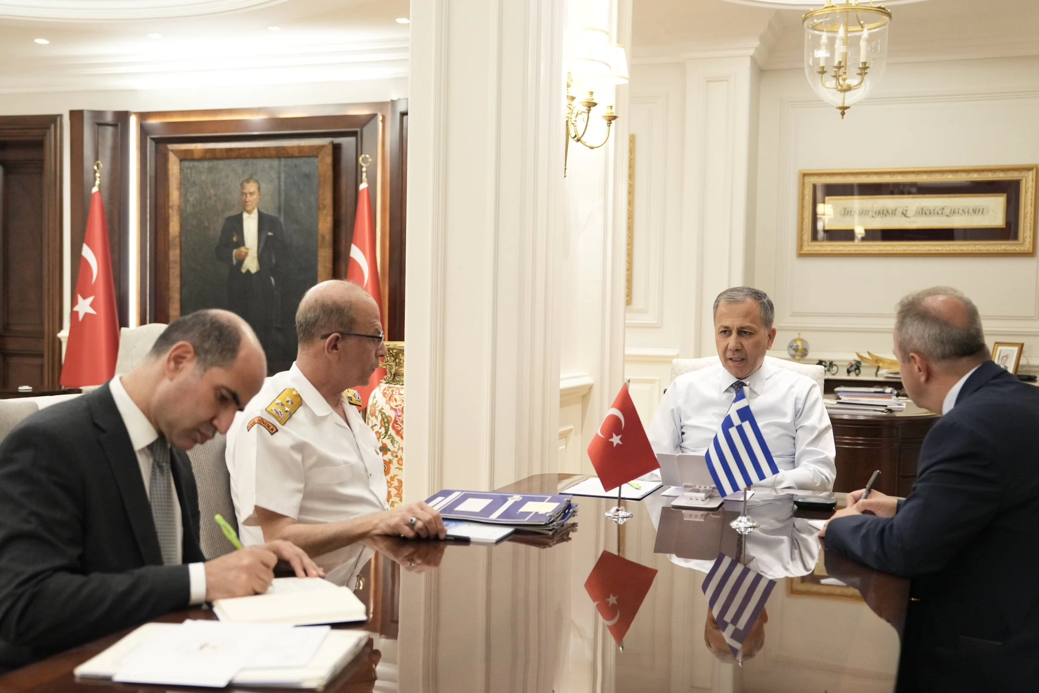 İçişleri Bakanı Yerlikaya, Yunanistan'a Türk karasuları ihlali uyarısında bulundu