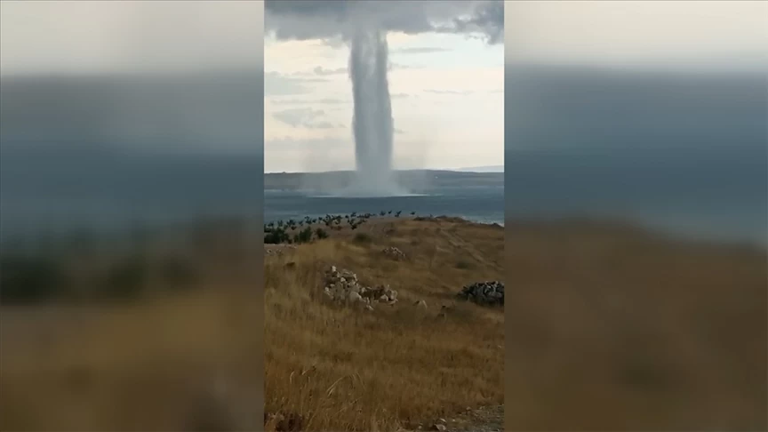 Şanlıurfa'da Atatürk Baraj Göleti'nde hortum oluştu