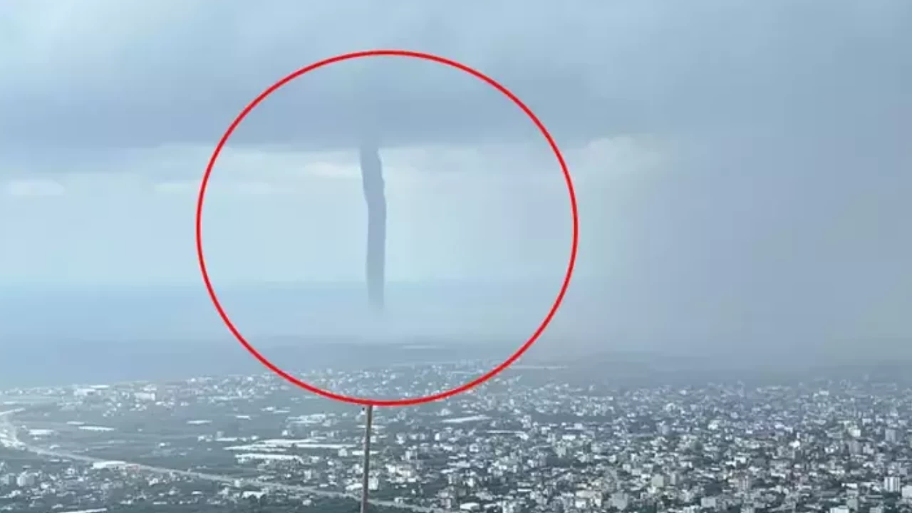 Hatay’da yağmur sonrası denizde iki ayrı hortum!