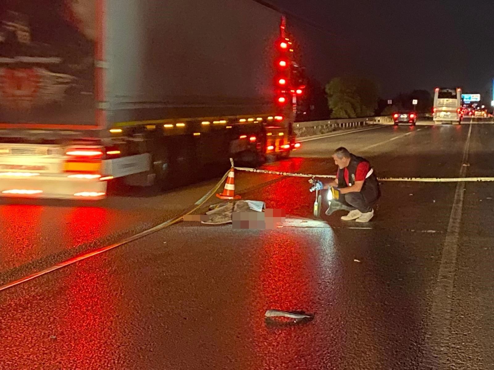 Önce motosiklet ardından otomobil çarptı! Yolun karşısına geçmeye çalışan yayanın feci ölümü