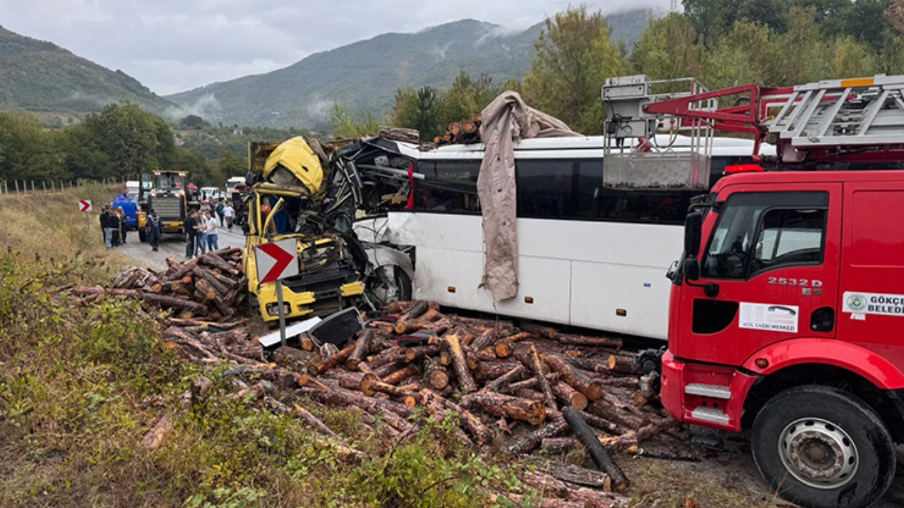 Yolcu otobüsü kamyonla çarpıştı: 2 can kaybı, 23 yaralı