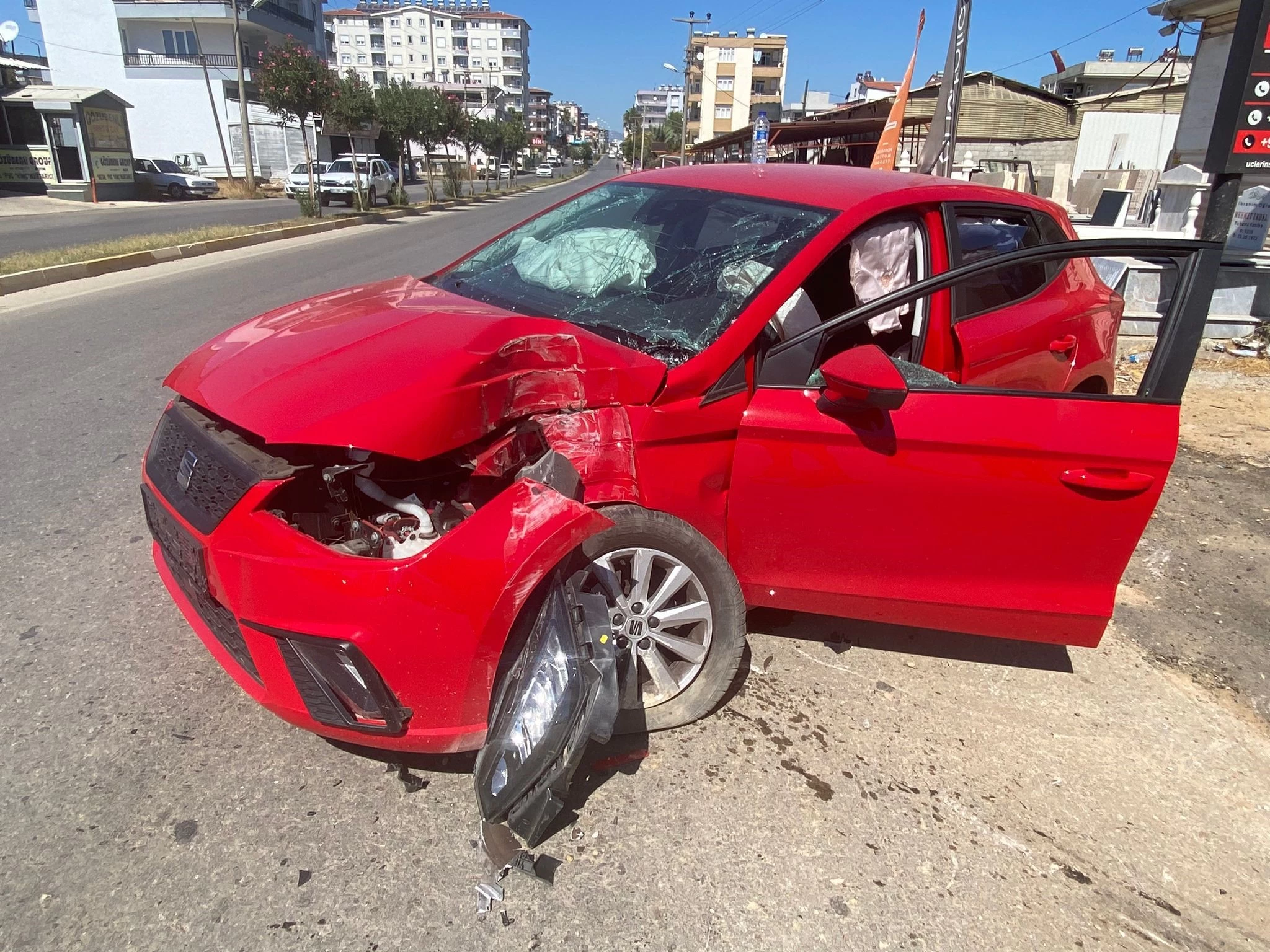 Serik'te iki otomobil kavşakta çarpıştı: 1 yaralı