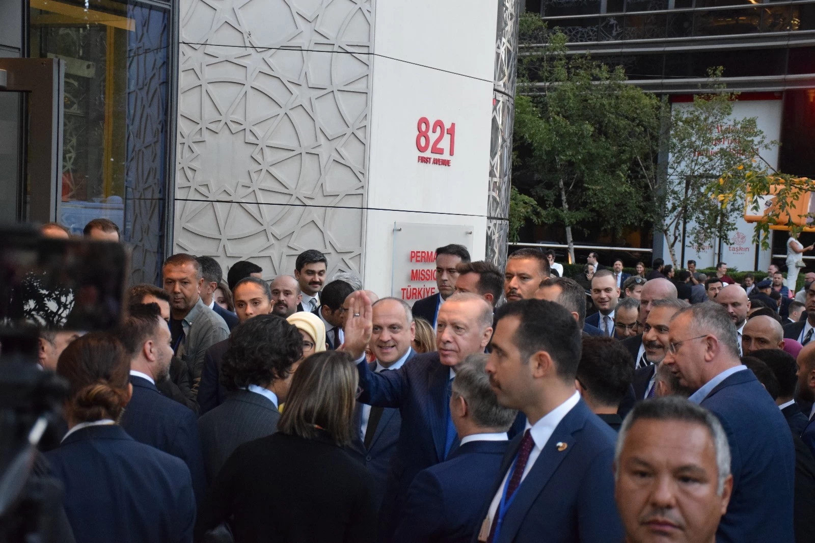 Cumhurbaşkanı Erdoğan Türkevi'nin önünde yoğun ilgiyle karşılandı