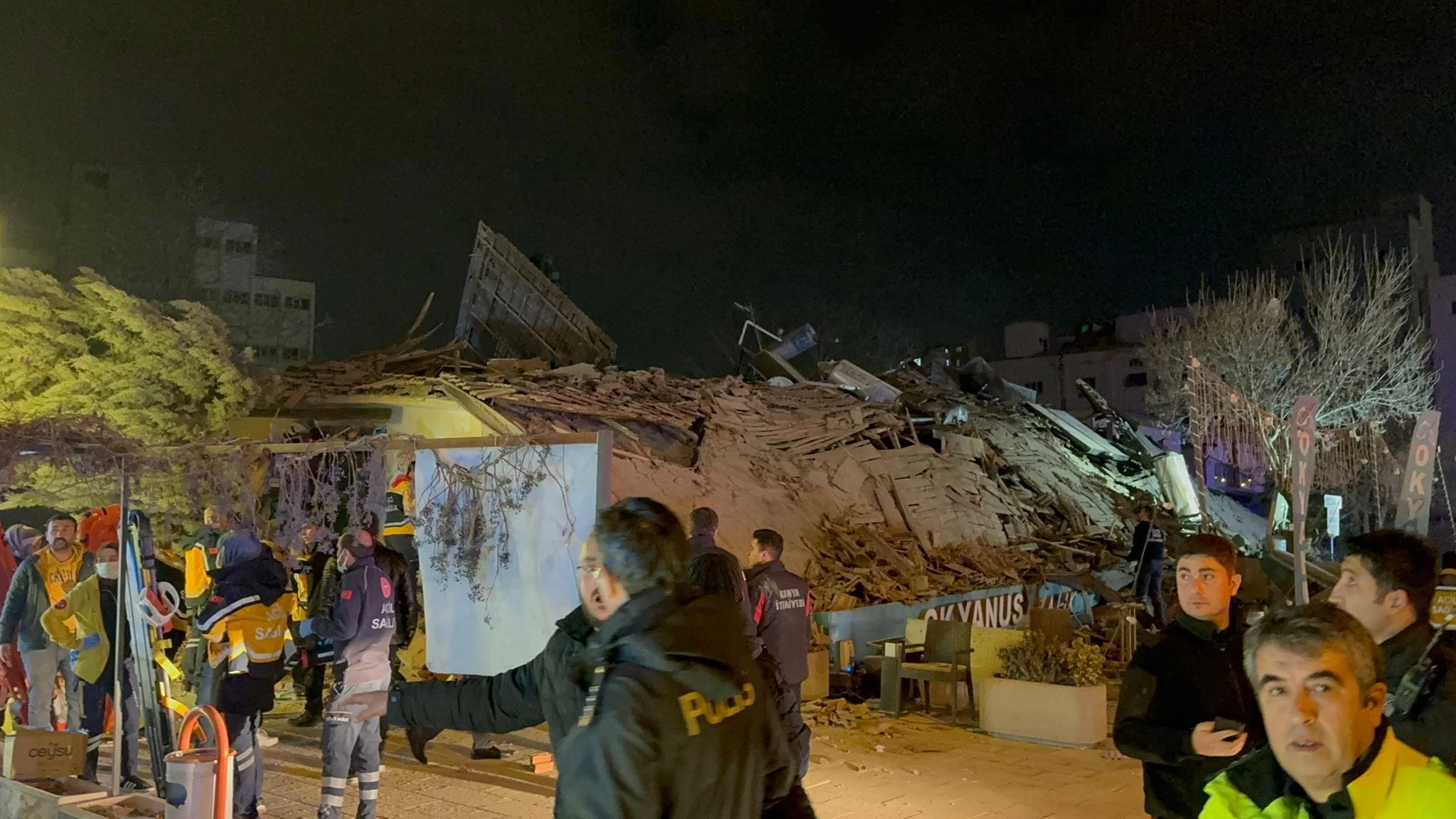 Konya'da 3 katlı bina çöktü! Ekipler sevk edildi