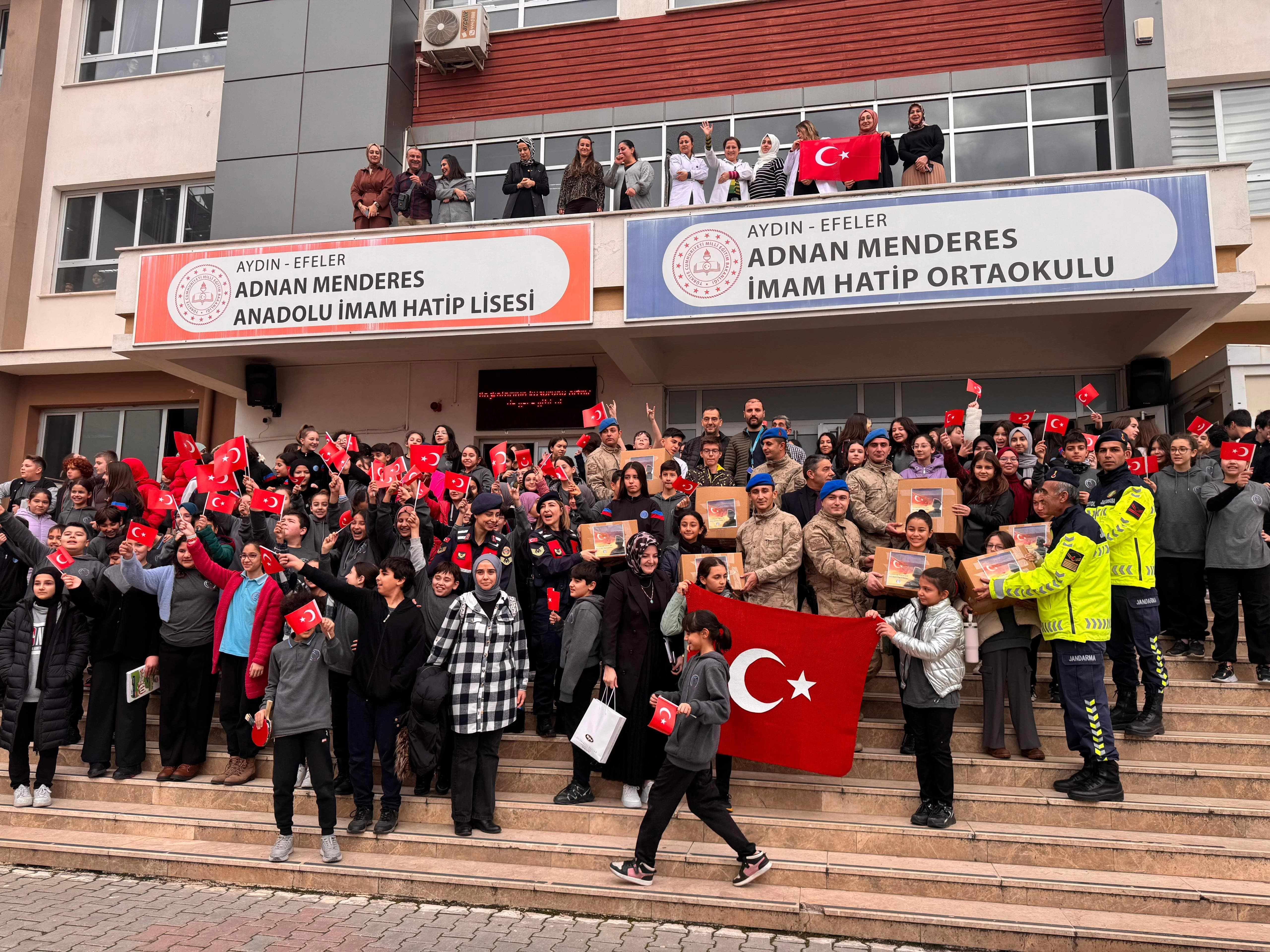 Lise öğrencileri Mehmetçik için atkı ördü