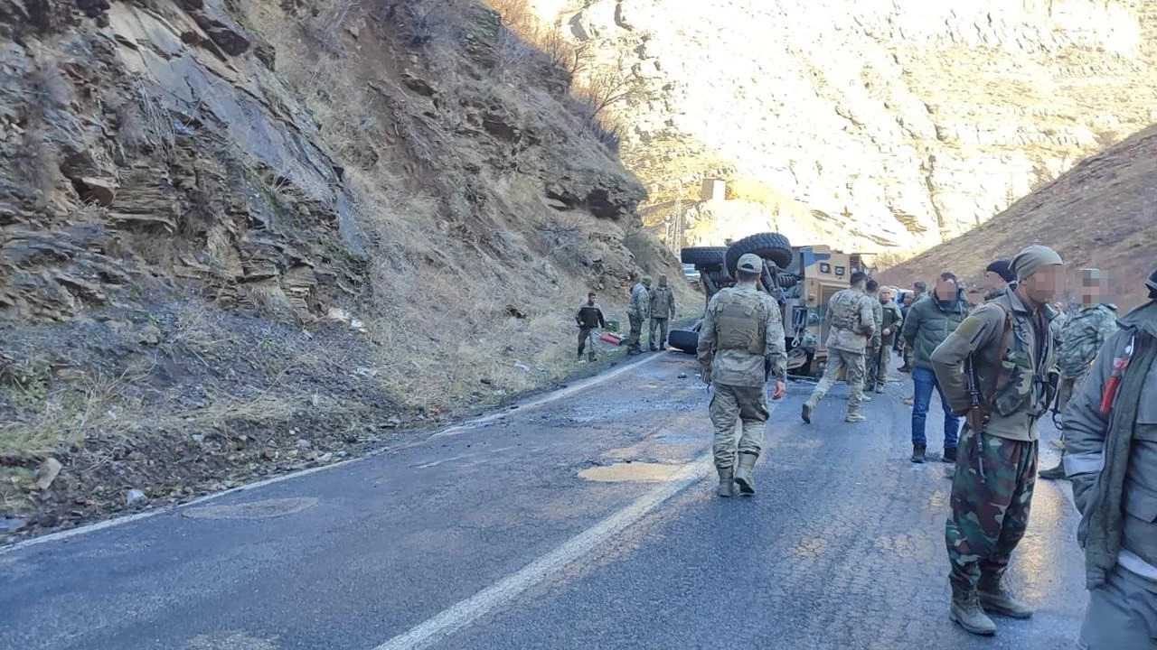 Şırnak'ta askeri araç devrildi: 2 yaralı