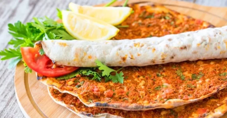 Evde Nefis Lahmacun Yapımı: İncecik Hamuru ve Lezzetli Harcıyla Tarif