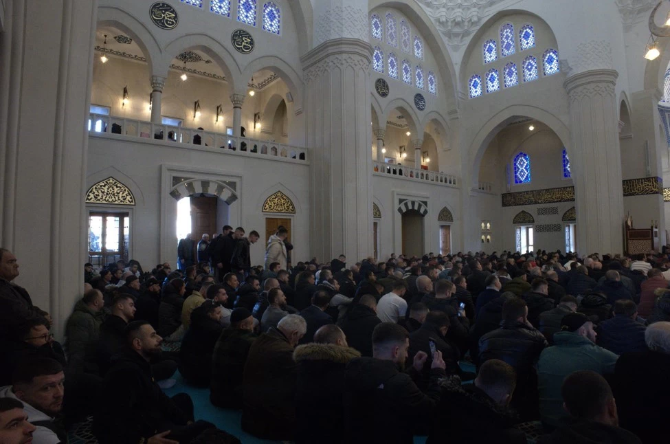 Tiran Namazgah Camii'ne ziyaretçi akını