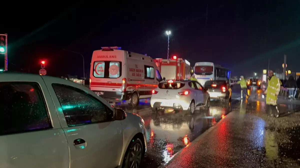 Manisa'da İşçi Servislerinin Kaza Yapması: 35 Yaralı - Son Dakika