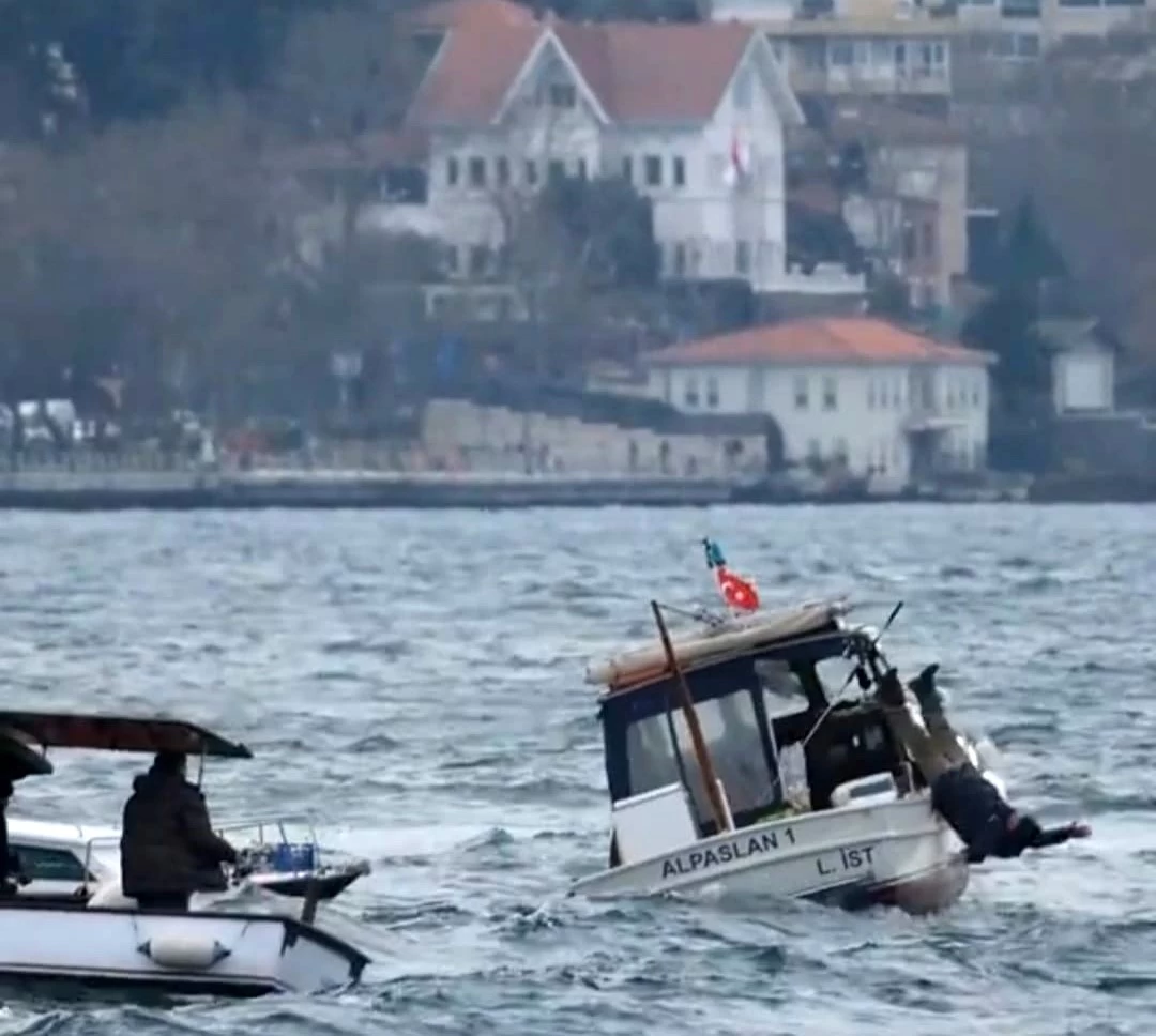 İstanbul Boğazı'nda balıkçı teknesinden denize düştü: O anlar kameralara yansıdı