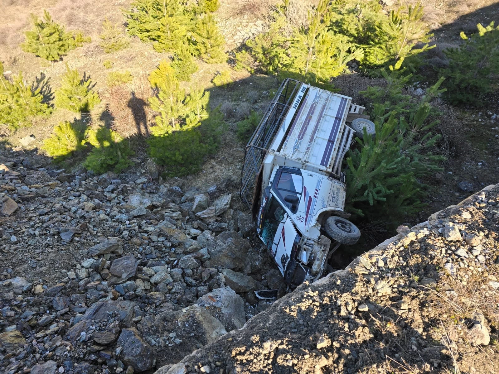 Amasya’da kamyonet dereye uçtu: 1 yaralı