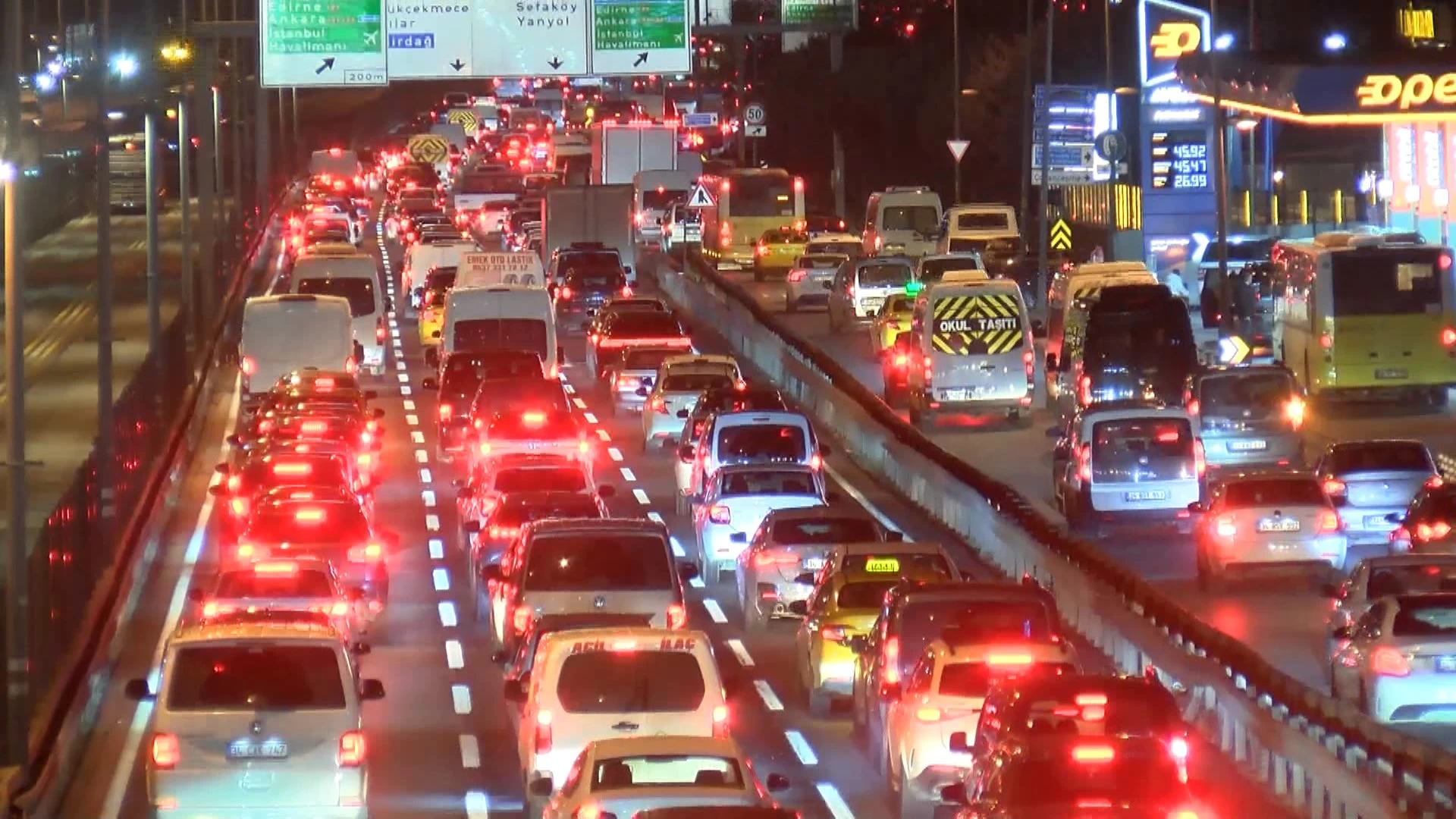 İstanbul'da yağmur trafiği felç rtti: Ana yollar tıkanma noktasında