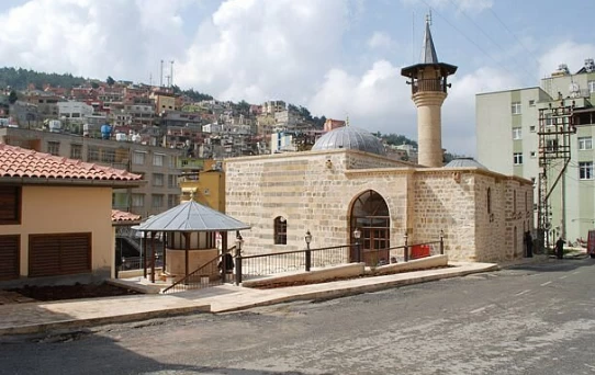 Hatay'da deprem sonrası restorasyonu tamamlanan cami ibadete açıldı