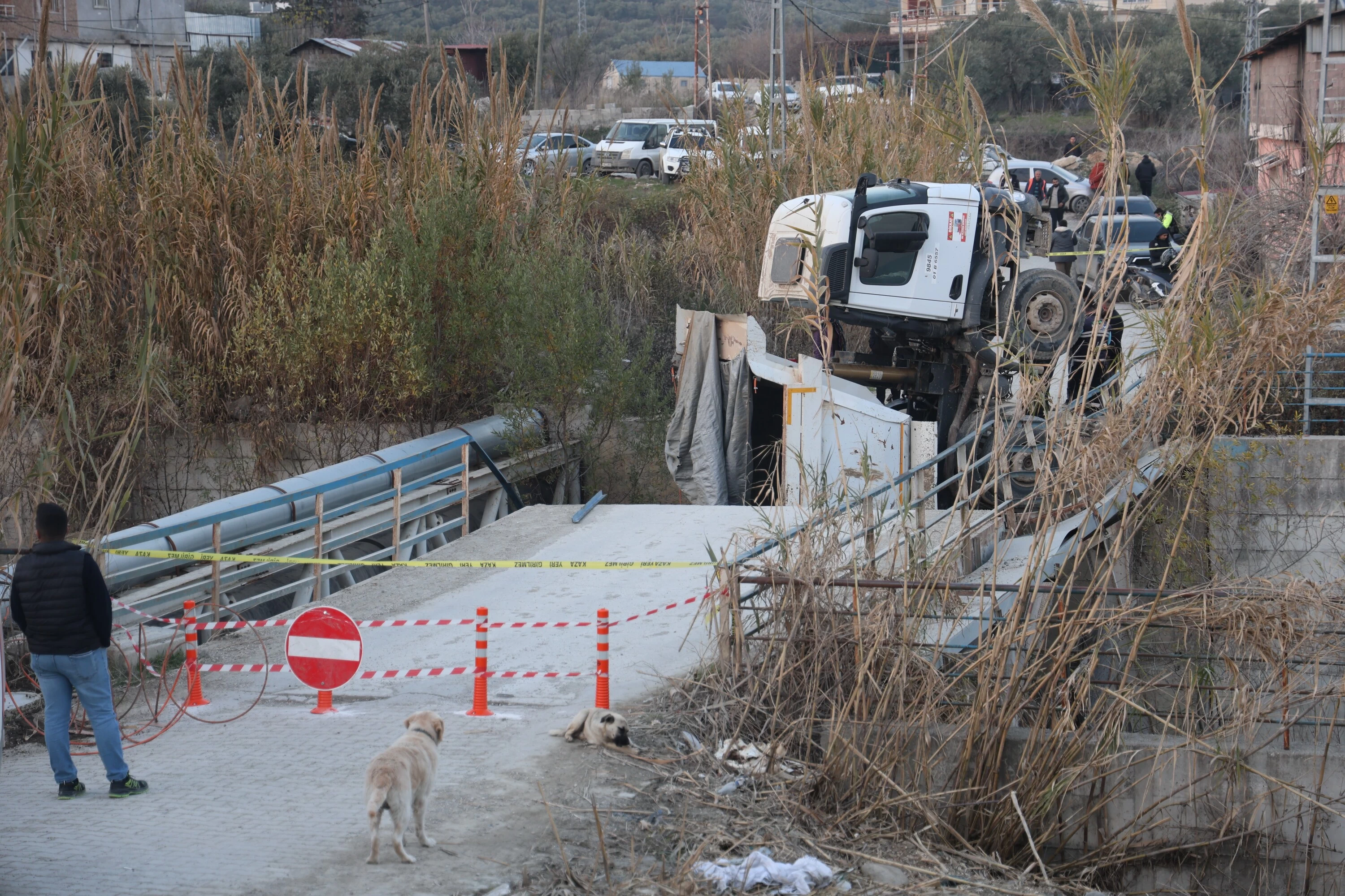 Hatay'da köprü çöktü: Kamyon dereye düştü