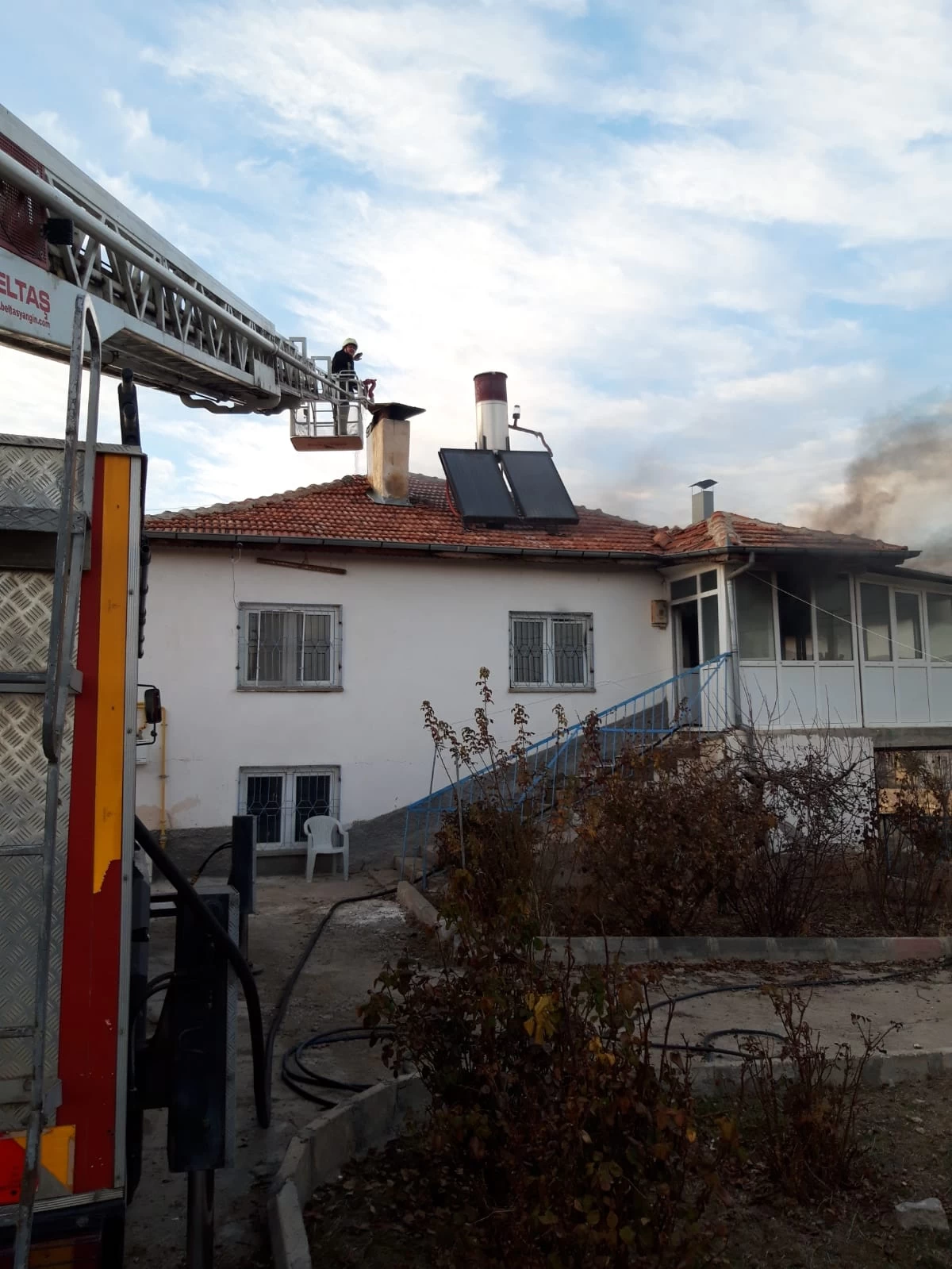 Neşet Ertaş'ın kız kardeşinin evi yandı