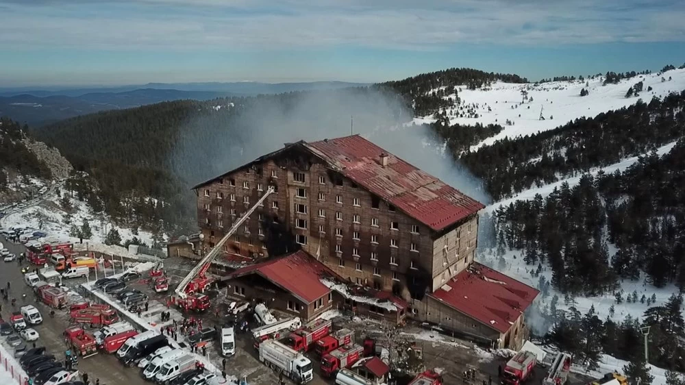 Kartalkaya'daki otel yangınına ilişkin gözaltına alınan 8 zanlı adliyede