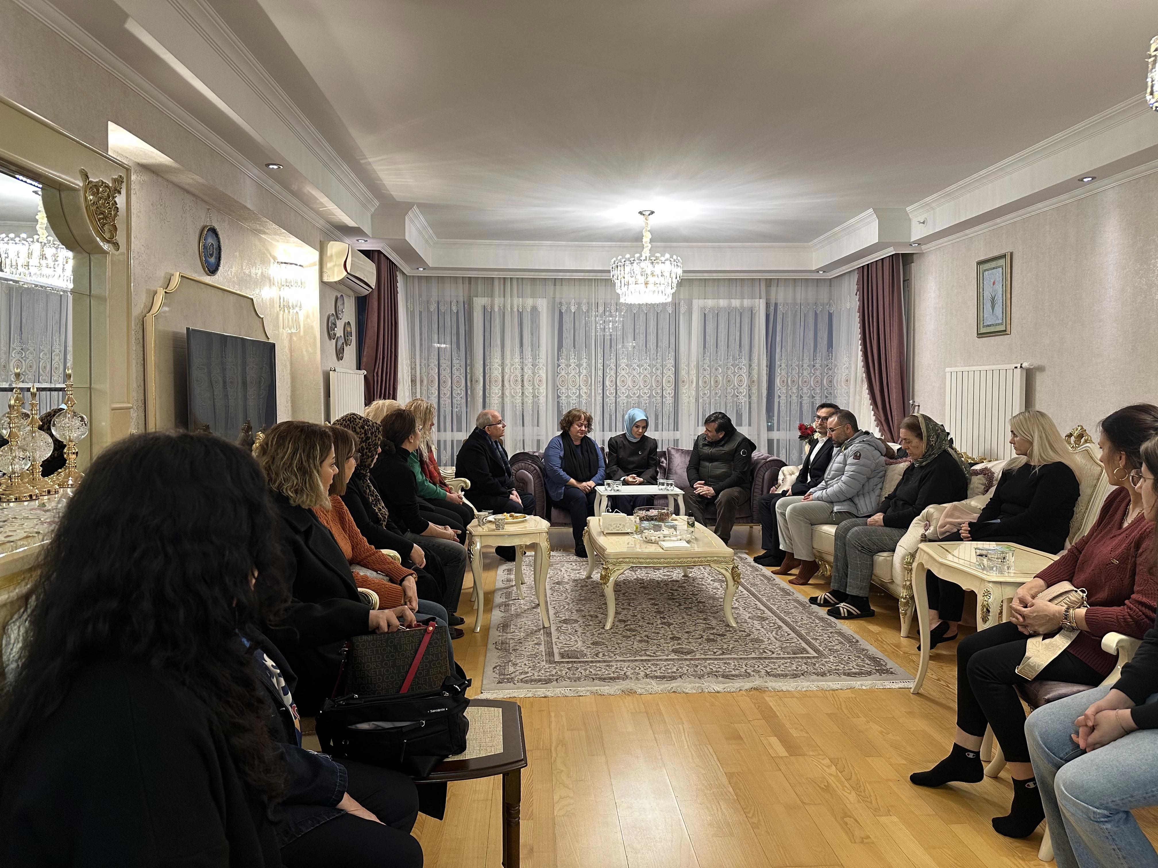 Bakan Göktaş, Bolu'daki yangında oğullarını kaybeden Gençbay ailesini ziyaret etti