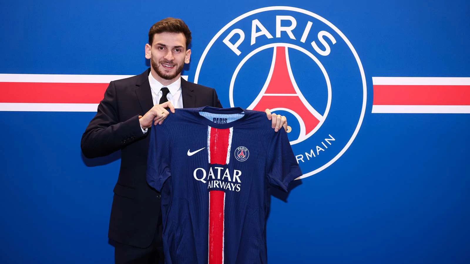 PSG Kvaratskhelia’yı resmen açıkladı