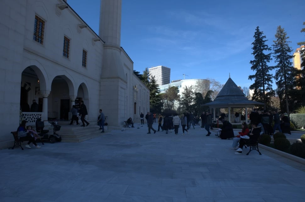 Türkiye'nin inşa ettiği Tiran Namazgah Camii'ne ziyaretçi akını